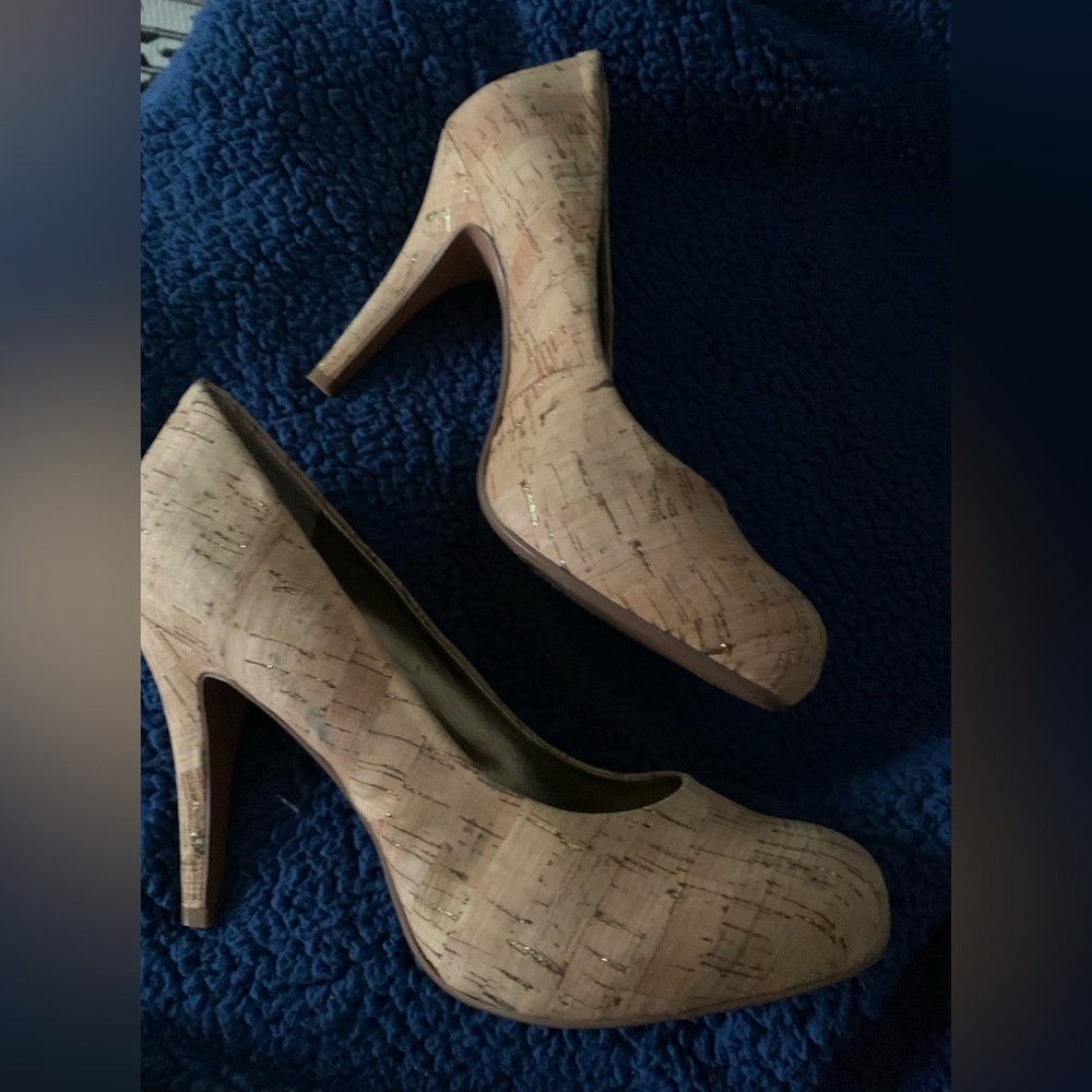 Nine West woman’s cork upper with gold specs pumps size 7.5